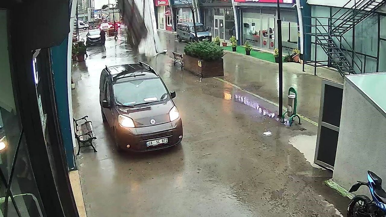 Avcılar'da fırtında çatı parçaları uçtu; güvenlik kamerası anı kaydetti