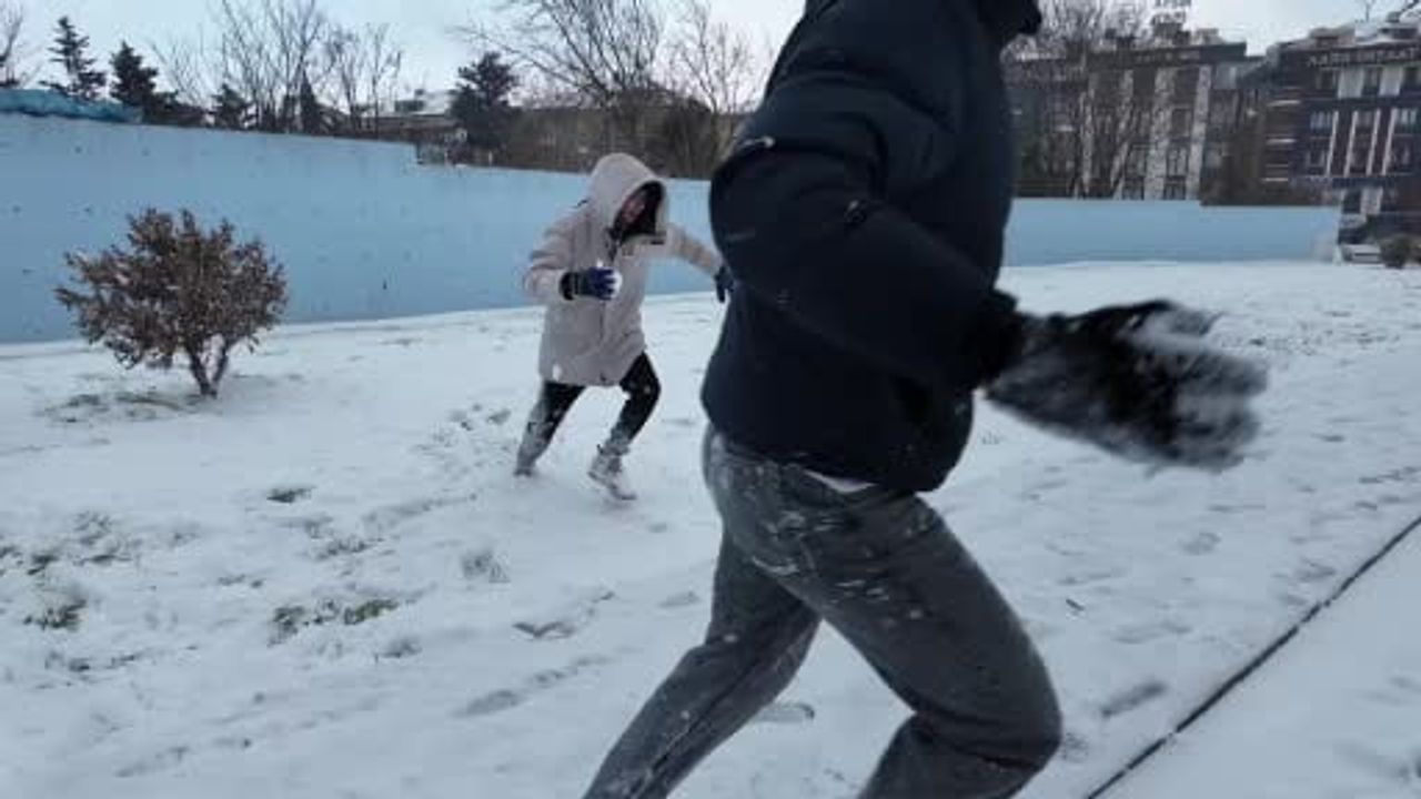 Avcılar'da karla uyanan çocuklar sabah erken saatlerde kar topu oynadı