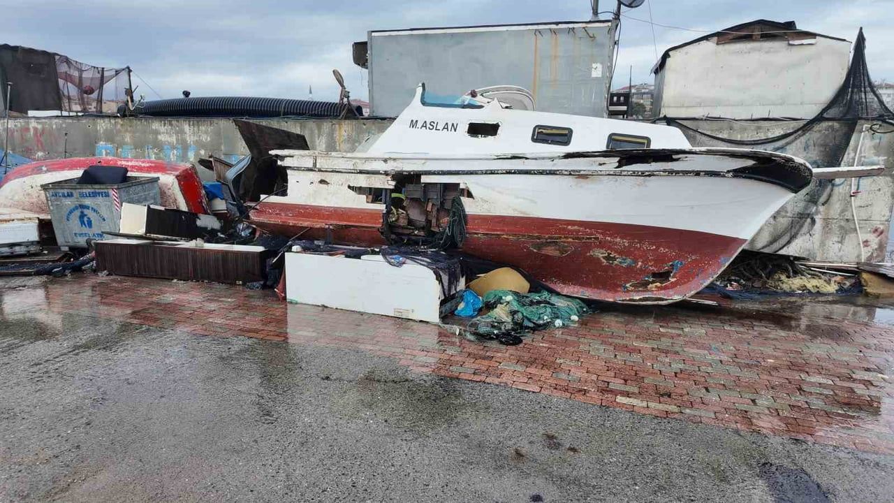 Avcılar'da lodos: 3 balıkçı teknesi ve bir baraka zarar gördü