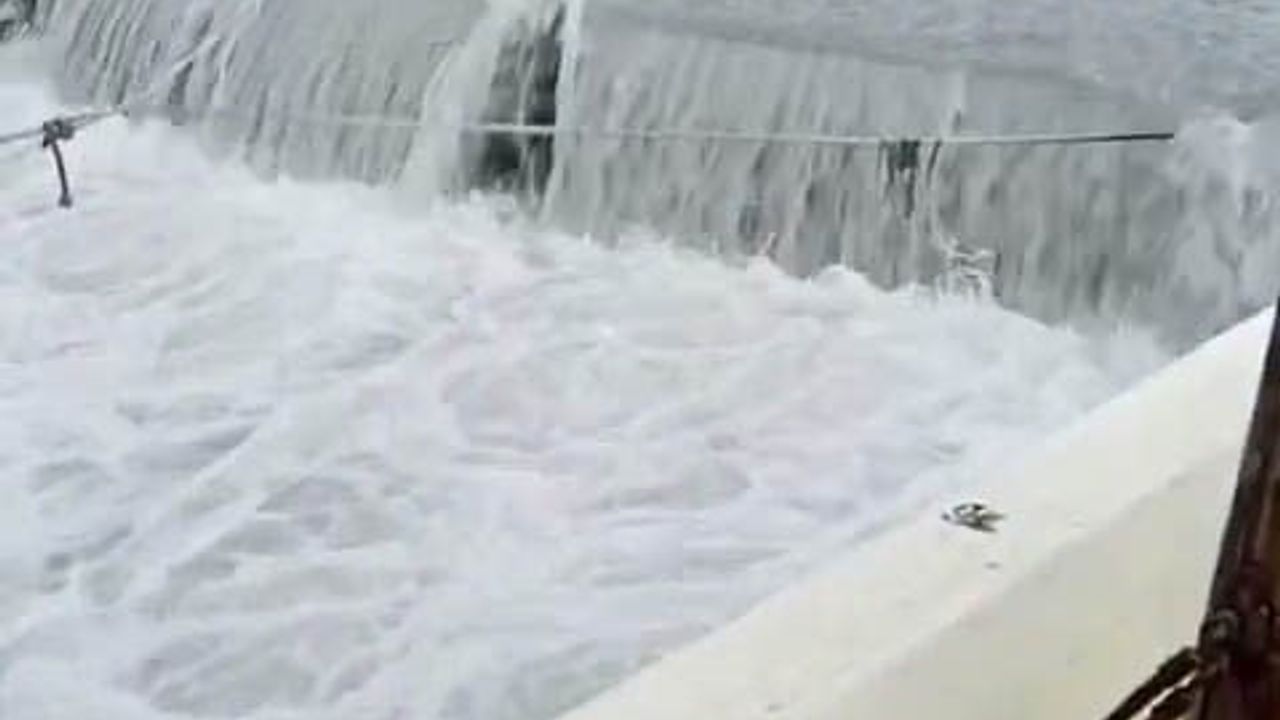 Avcılar'da lodos mendireği aştı: Balıkçılar tekneleri için nöbette