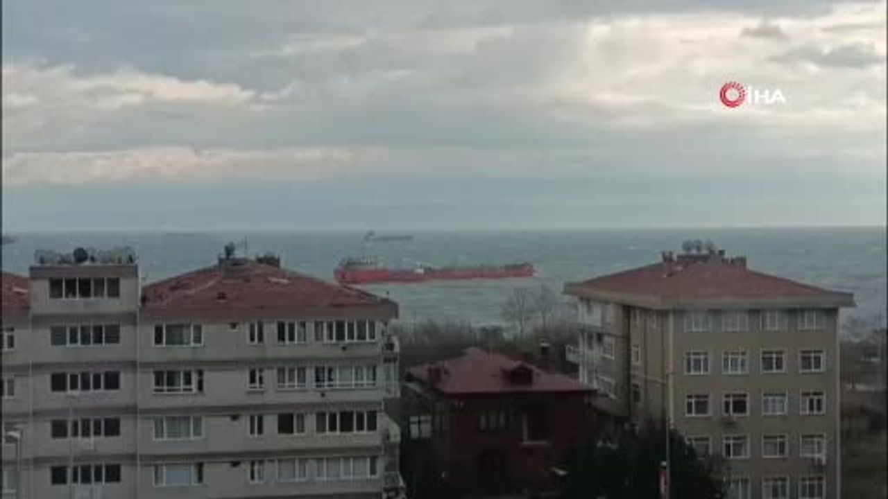 Avcılar'da lodosta sürüklenen yabancı bandıralı yakıt tankeri kıyıya 30 metre kala durdu
