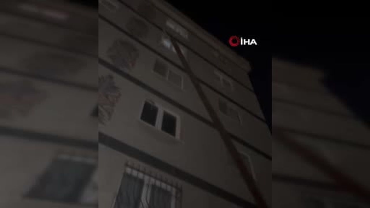 Avcılar'da şiddetli rüzgarda çatısından kopan 6 metrelik demir çubuk park halindeki araca saplandı