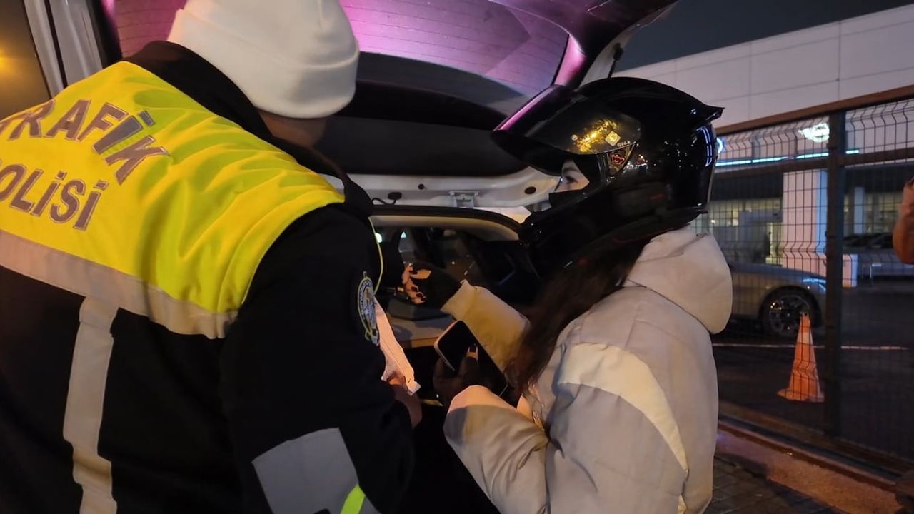 Avcılar’da yeni ehliyeti zarftan çıkartan kadın sürücüye trafik cezası