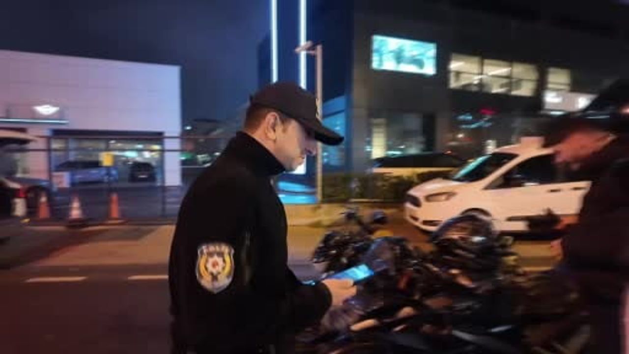 Avcılar'da yeni ehliyetli kadın sürücü zarfını polise açtırdı; hatalı U dönüşünden ceza aldı