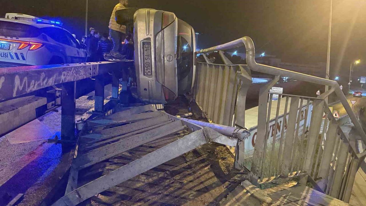 Avcılar E-5 yan yolunda kaza: Bariyerler arasına düşen otomobilde 2 yaralı