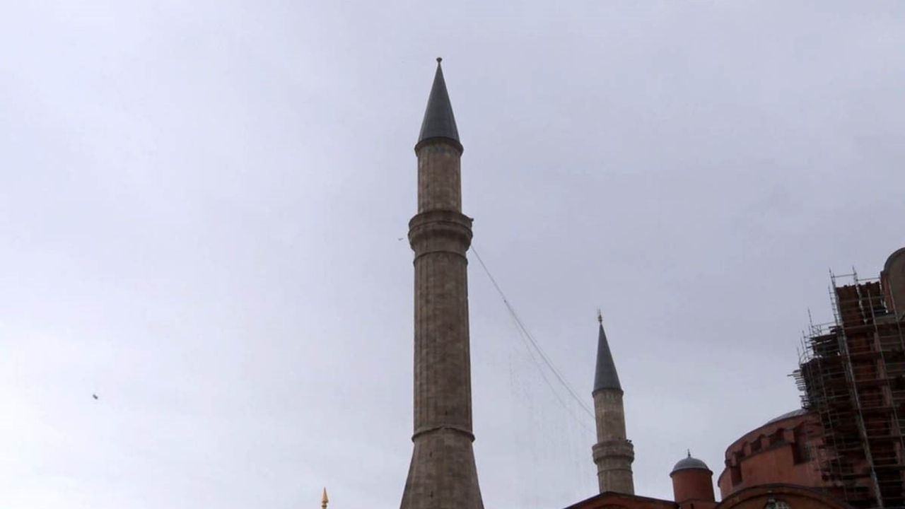 Ayasofya-i Kebir Cami-i Şerifi'nde Mimar Sinan Minaresi alemi rüzgâr nedeniyle düştü