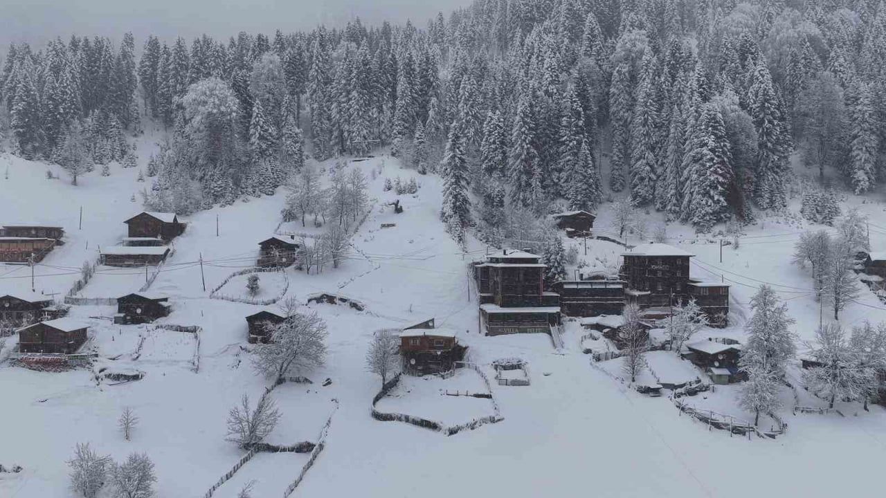 Ayder Yaylası karla kaplandı: Havadan görüntüler yaylanın kış turizmini öne çıkarıyor