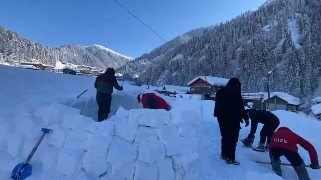 Ayder Yaylası'nda Kış Festivali Hazırlıkları: Kar Bloklarından Yapılan İglo Evler İlgi Çekiyor