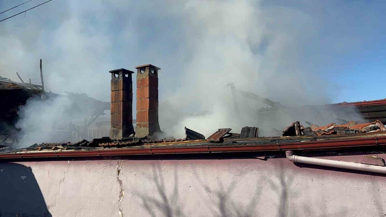 Aydın Bozdoğan'da ev yangını: Kamışlar Mahallesi'nde ev kullanılamaz hale geldi