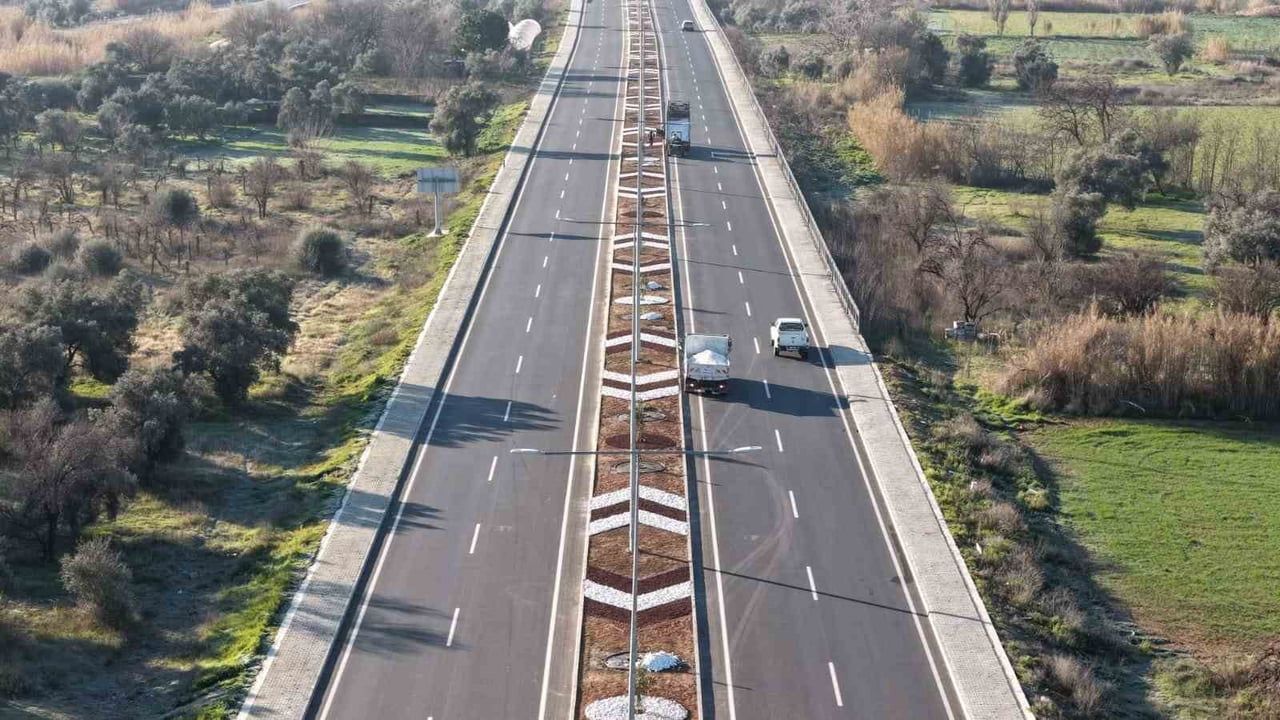 Aydın Büyükşehir Belediyesi Acarlar-Şehir Hastanesi yolunda kapsamlı peyzaj çalışması yürütüyor