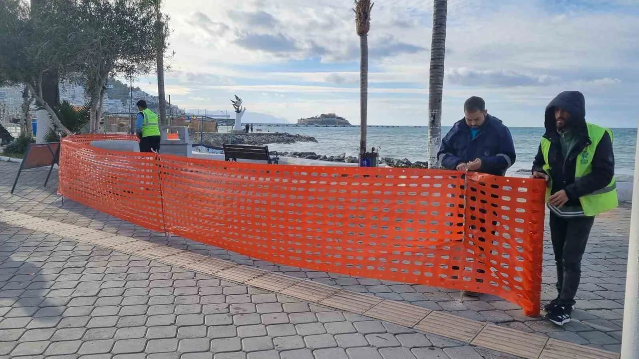 Aydın Büyükşehir Belediyesi Kuşadası Atatürk Bulvarı sahil şidinde onarım başlattı