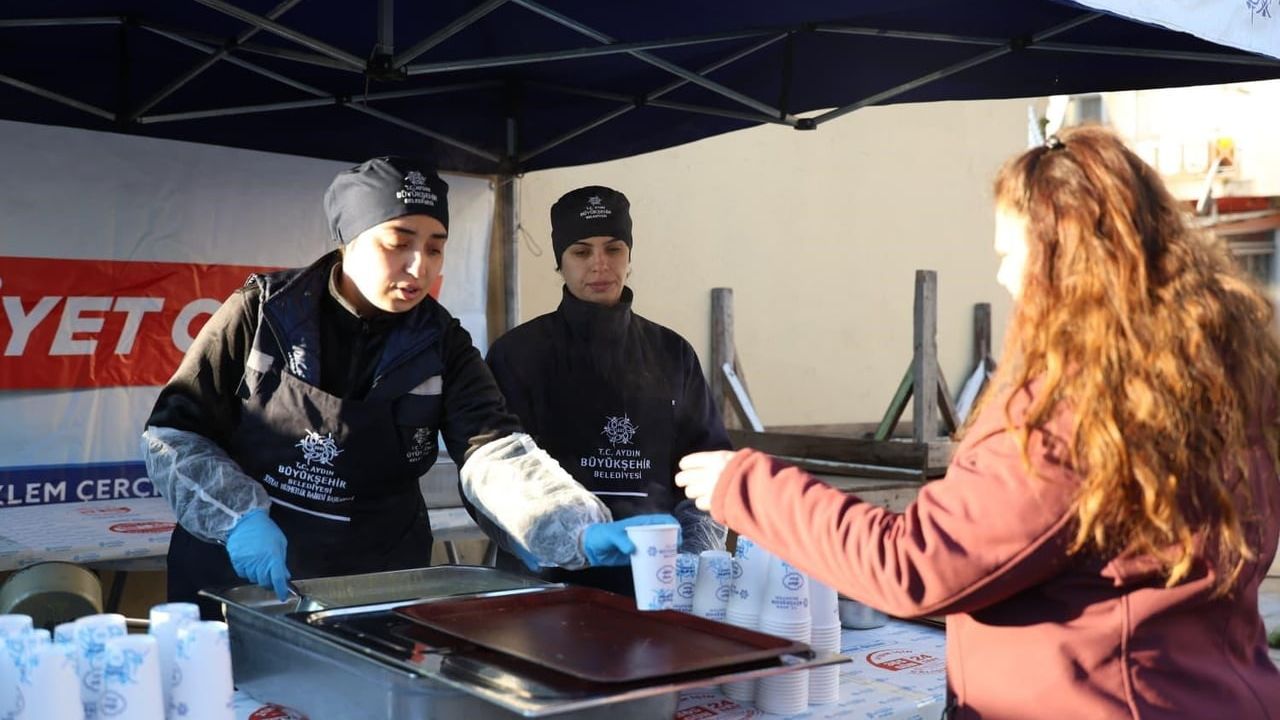 Aydın Büyükşehir Belediyesi pazarlarda çorba ve tavuklu pilav ikram etti