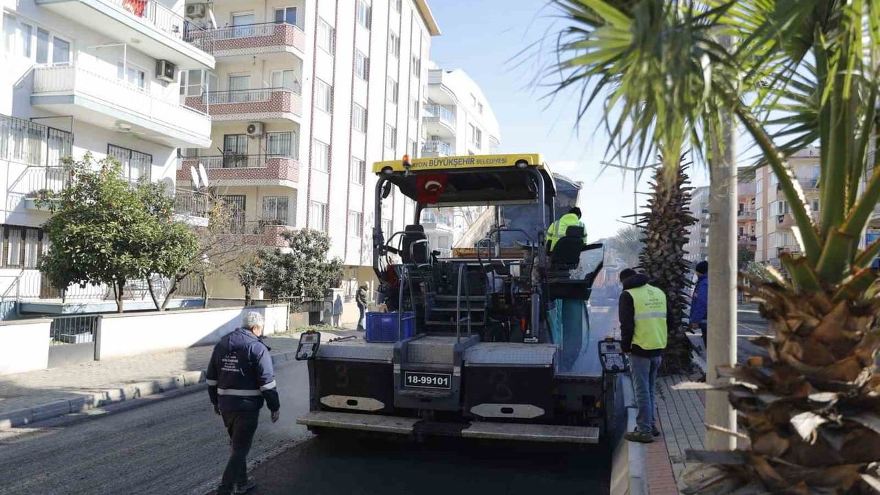 Aydın Büyükşehir, Efeler'de Doğu Çevre Bulvarı'nda Sıcak Asfalt Serimine Devam Ediyor