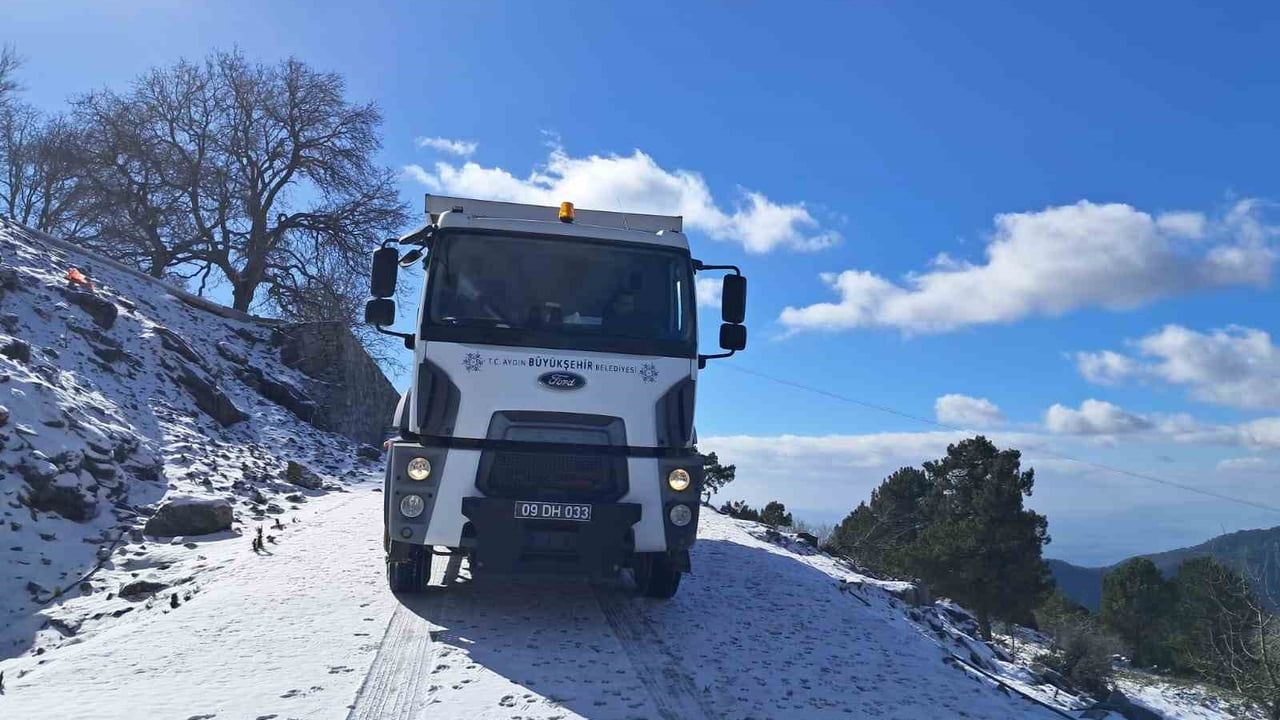 Aydın Büyükşehir, Paşa Yaylası'nda Tuzlama Yaparak Kış Ulaşımını Güçlendiriyor