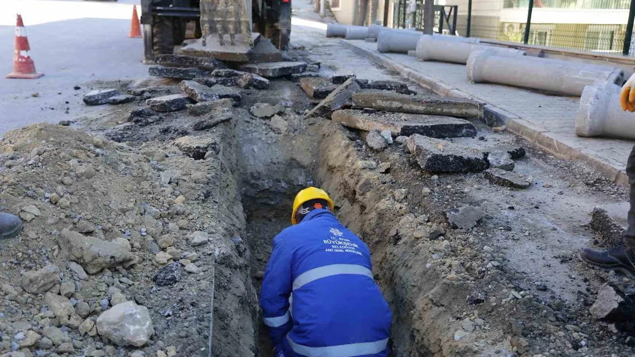 Aydın Büyükşehir ve ASKİ, Kuşadası Ege Mahallesi'nde kanalizasyon altyapısını güçlendiriyor