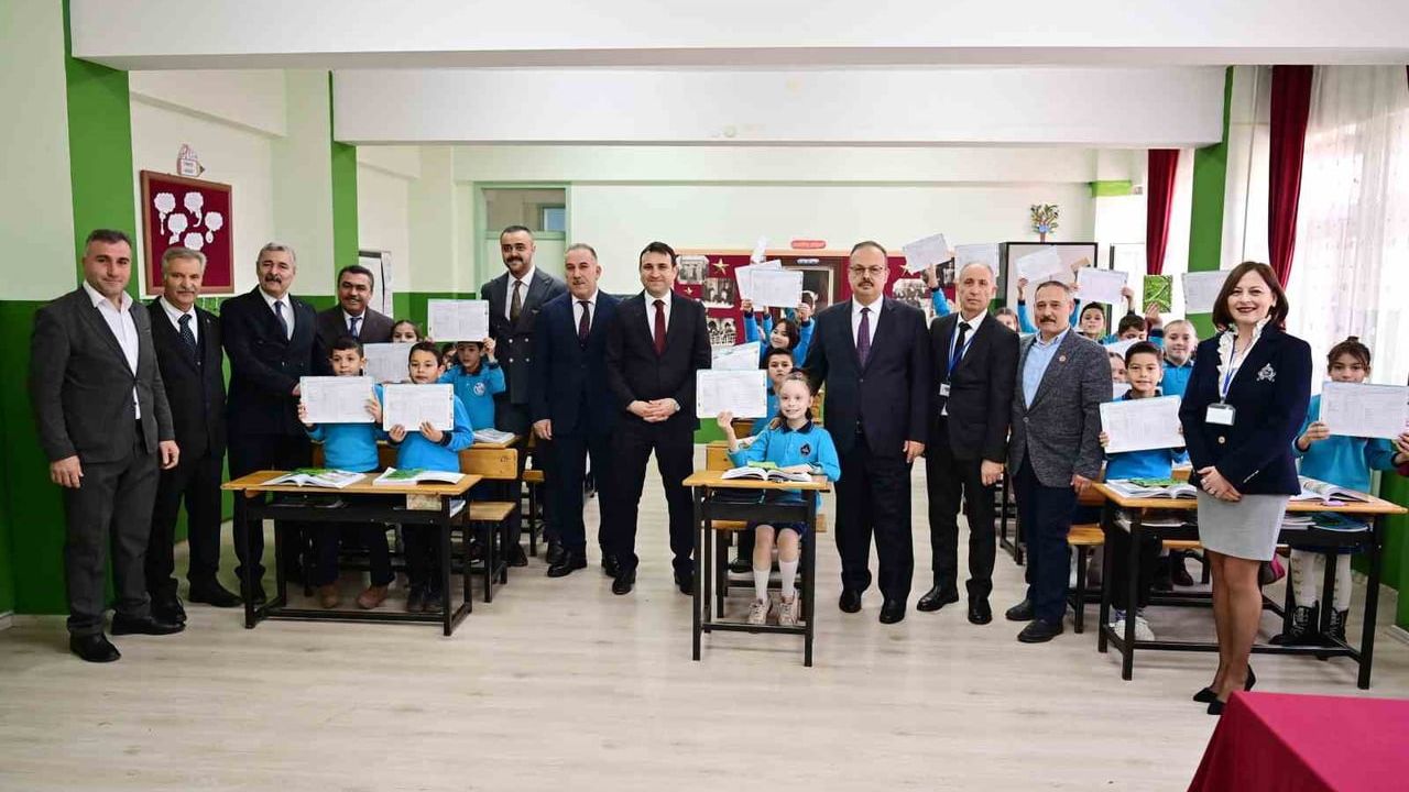 Aydın'da 188 bin 343 öğrenci karne aldı; Vali Canbolat Umurbey İlkokulu'nu ziyaret etti