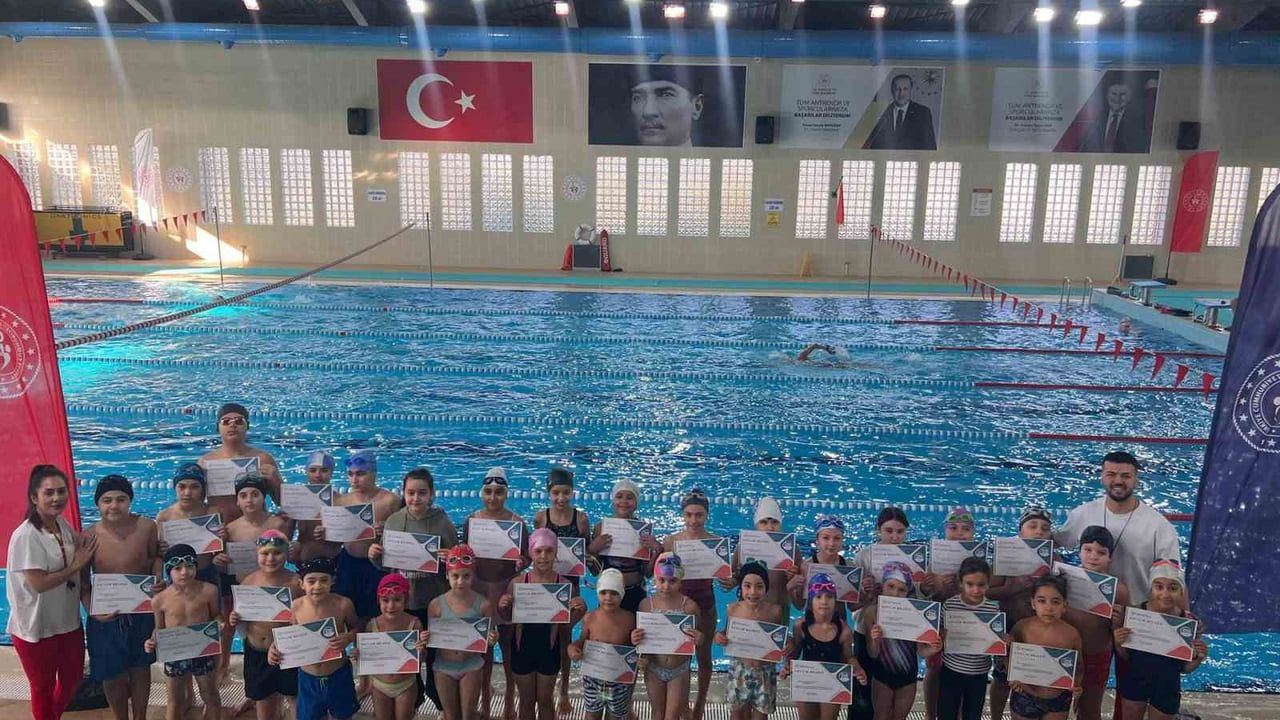 Aydın'da 2 ayda 200 çocuk 'Yüzme Bilmeyen Kalmasın' kapsamında yüzme öğrendi