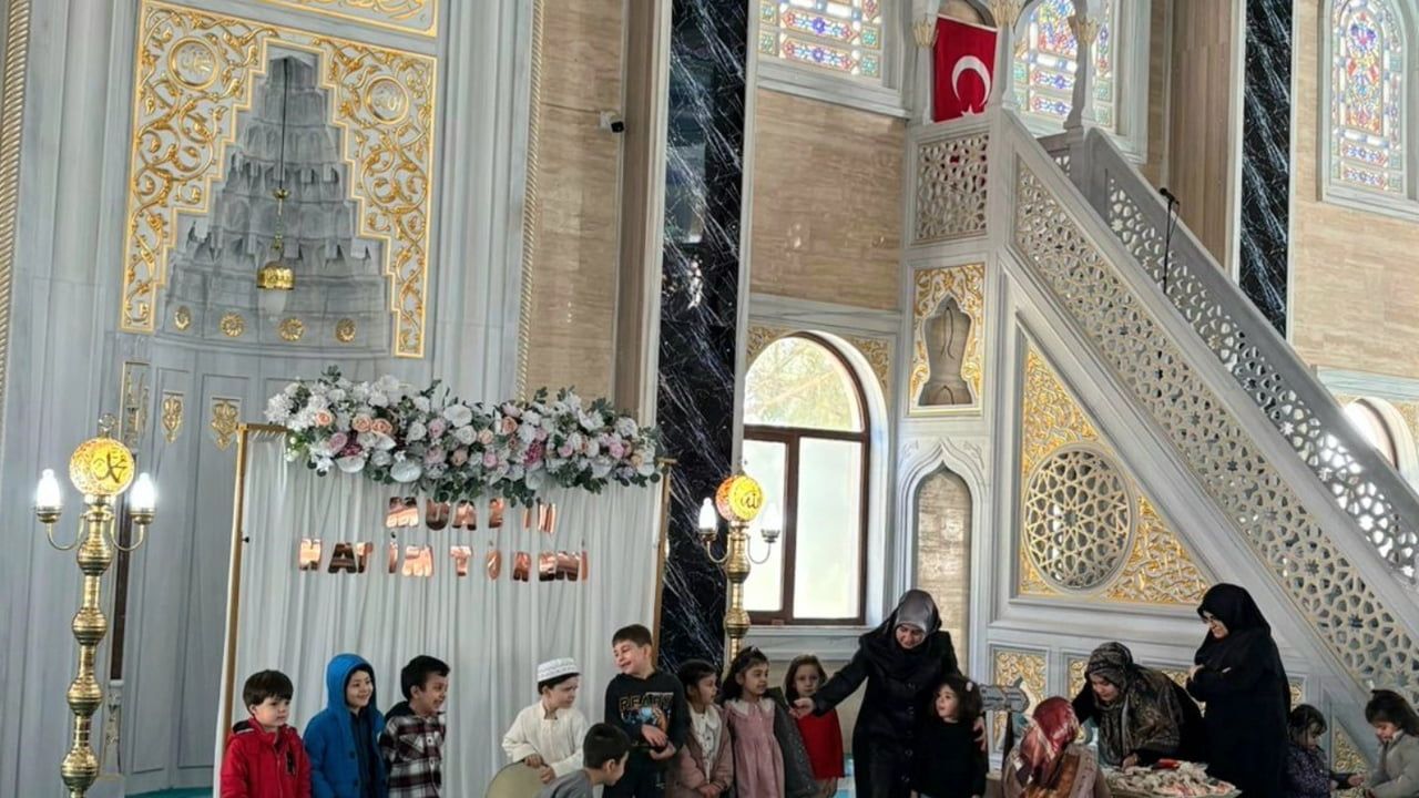 Aydın'da 4-6 Yaş Kur'an Kursu Öğrencisi Muaz Yıldırım Kur'an-ı Kerim'i Hatmetti