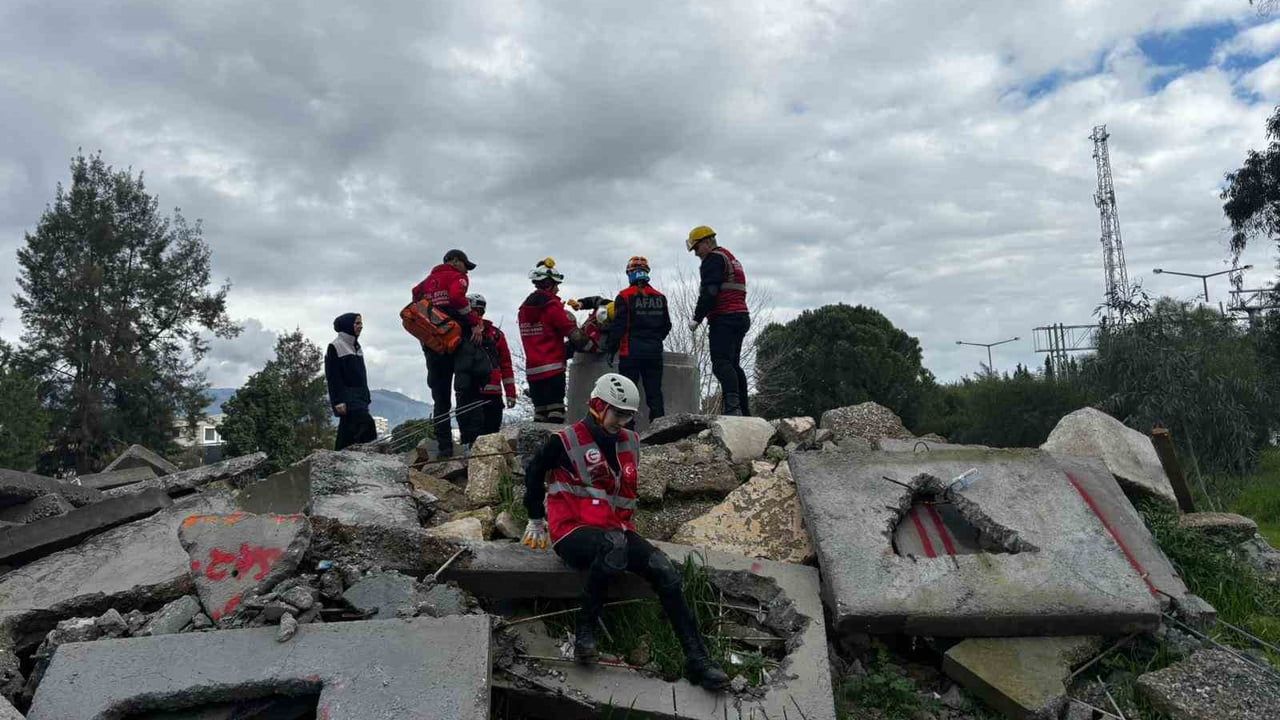Aydın'da AFAD koordinasyonunda enkazda arama ve kurtarma eğitimleri sürüyor