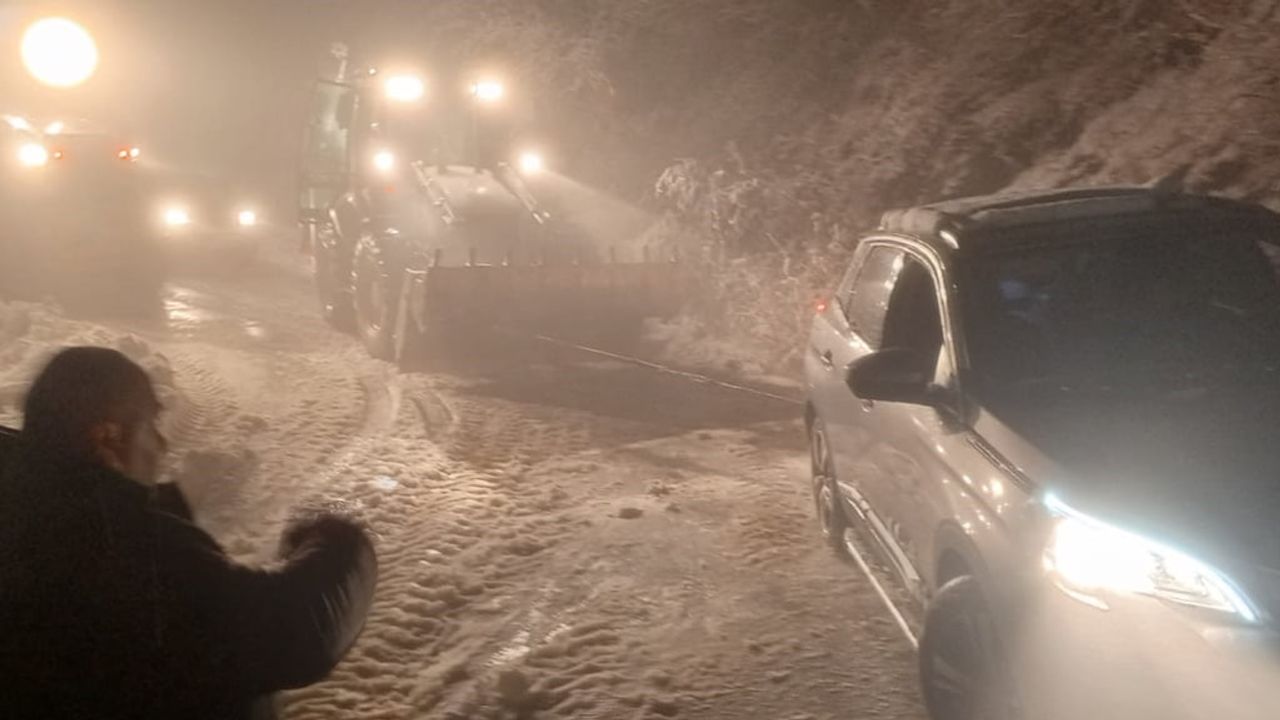 Aydın'da karla mücadele: Büyükşehir ekipleri 7 gün 24 saat yüksek kesimlerde görevde