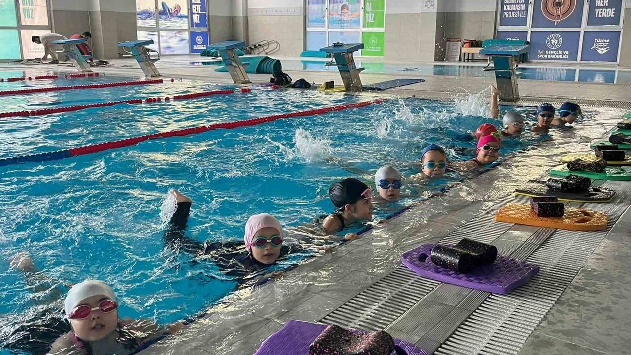 Aydın'da minikler 'Yüzme Bilmeyen Kalmasın' ile sömestrde yüzme öğreniyor