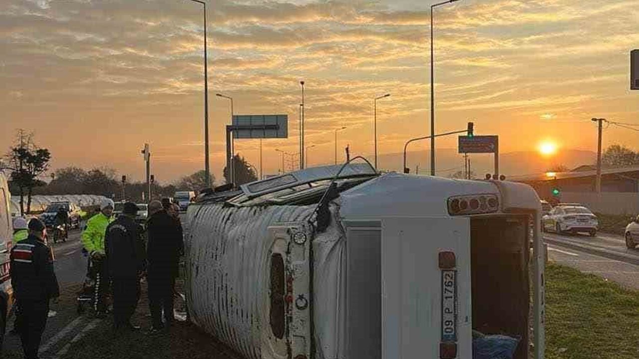 Aydın'da portakal işçilerini taşıyan servis minibüsü buzlanma nedeniyle devrildi: 16 yaralı