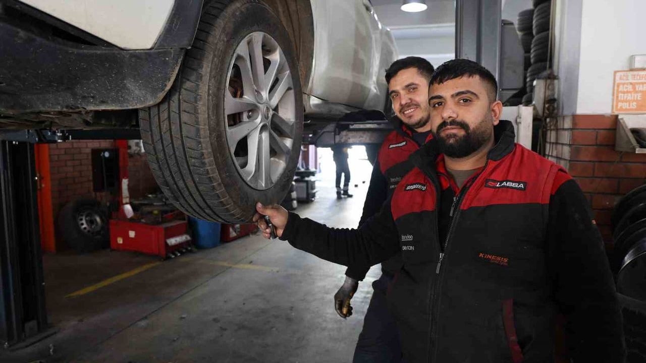 Aydın'da sıcaklık eksi derecelere düştü; oto lastikçileri yoğun mesai yaptı