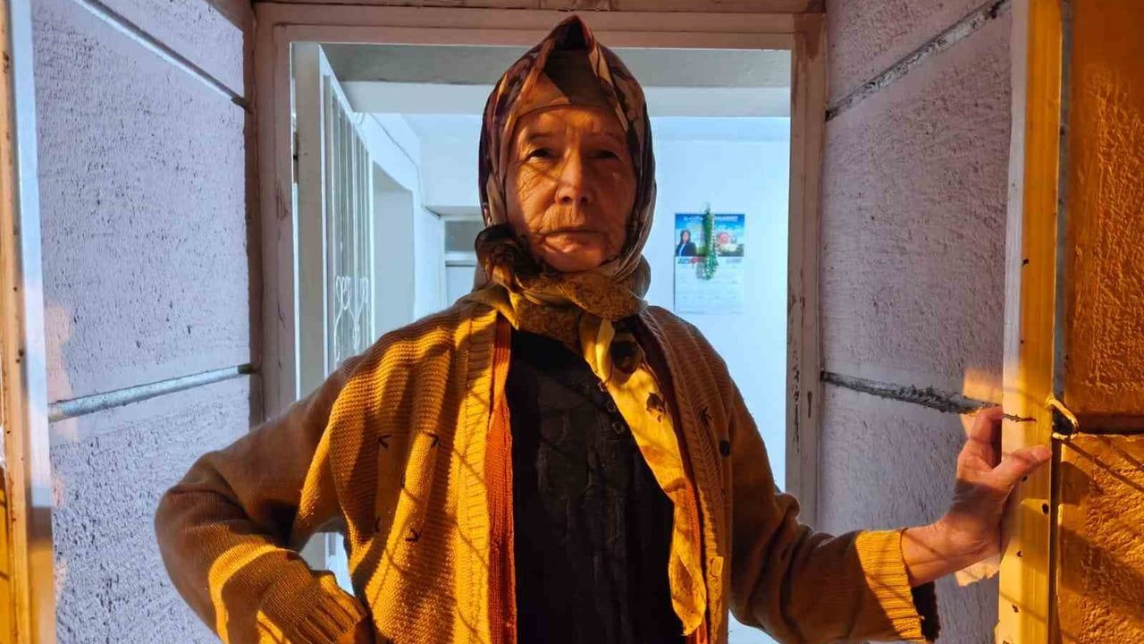 Aydın'da yeni yıla balkonda mahsur giren kadın çilingir yardımıyla kurtarıldı