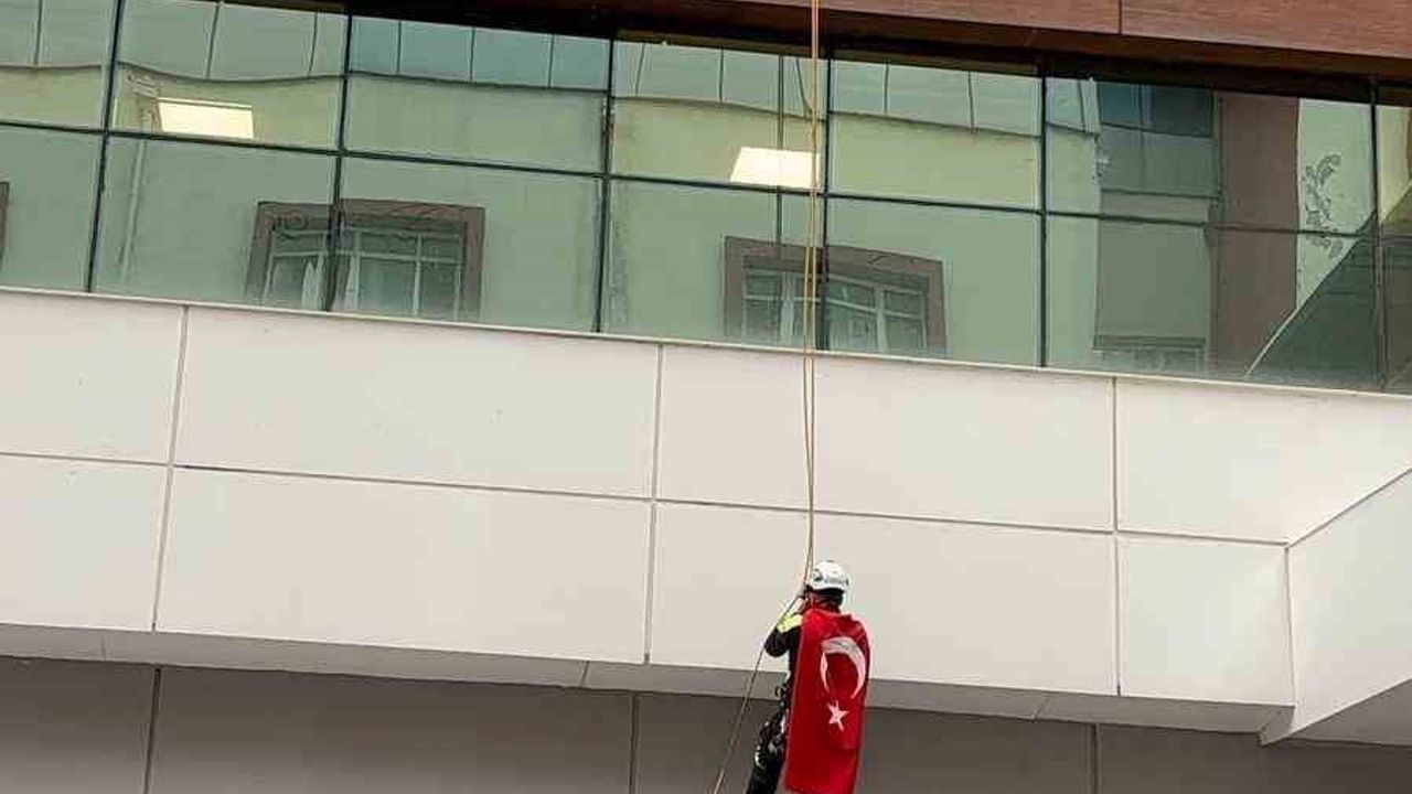 Aydın'dan tepki: Endüstriyel iple erişim uzmanı 30 metre tırmanıp Türk Bayrağı'nı zirveye astı