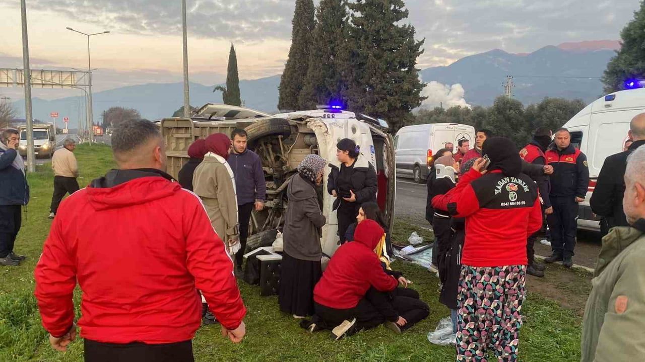 Aydın-Denizli Karayolu'nda buzlanma sonucu servis minibüsü devrildi: 16 yaralı