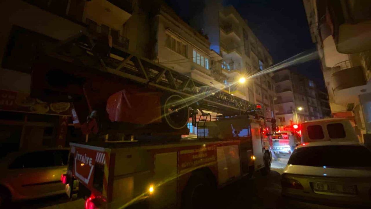 Aydın Efeler'de Çatıdan Yükselen Duman İhbarı: İtfaiye Hızla Müdahale Edip Yangını Söndürdü