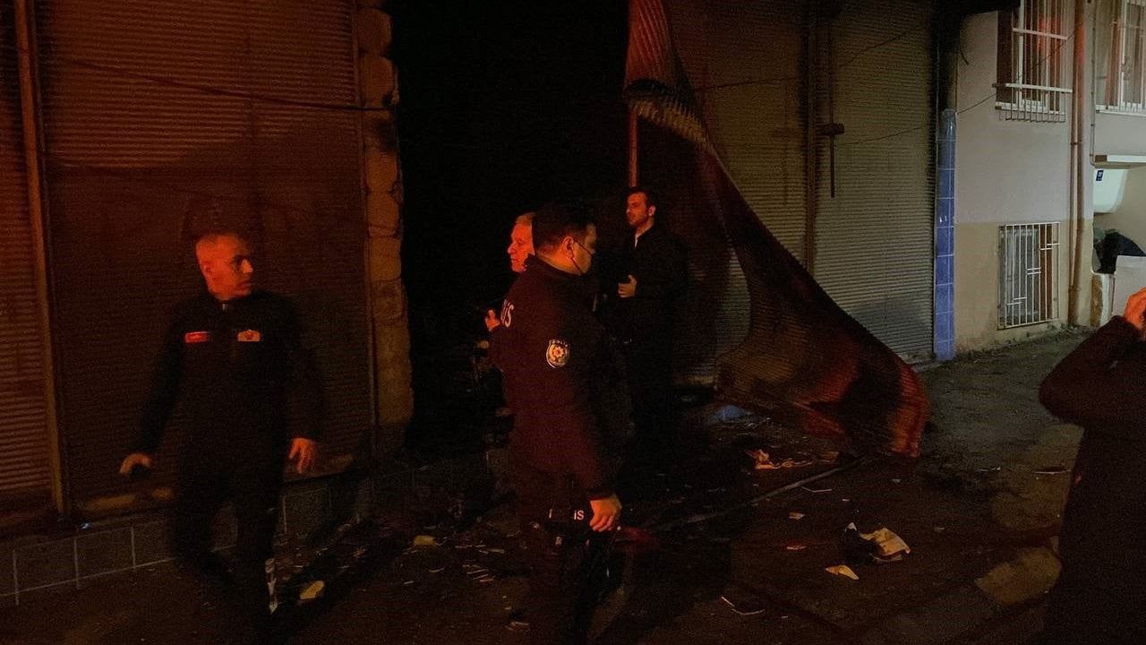 Aydın Efeler'de depoda yangın: Dumandan etkilenen 2 kişi hastaneye kaldırıldı