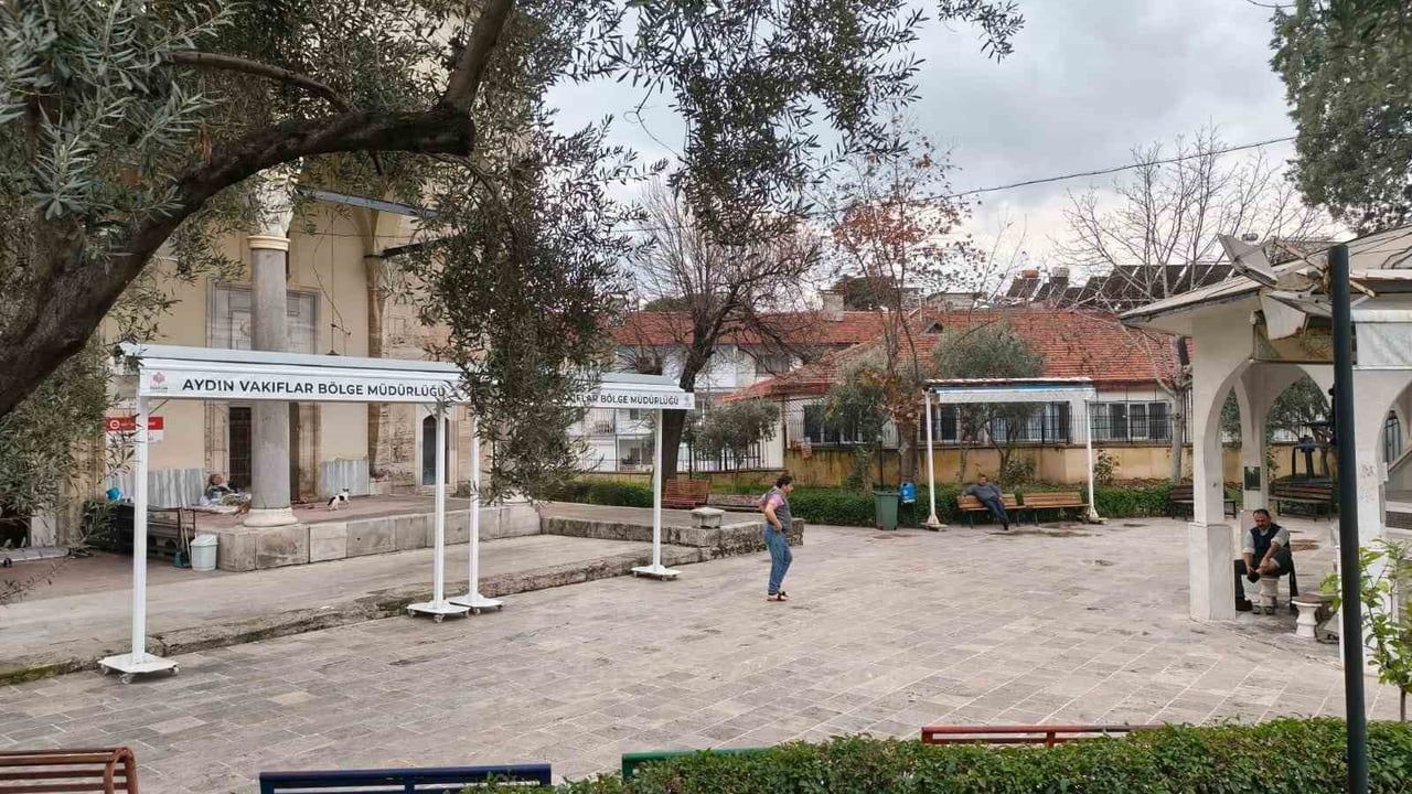 Aydın Efeler'de Hasan Çelebi Camii avlusunda yaşayan kadın, yardım tekliflerini reddediyor