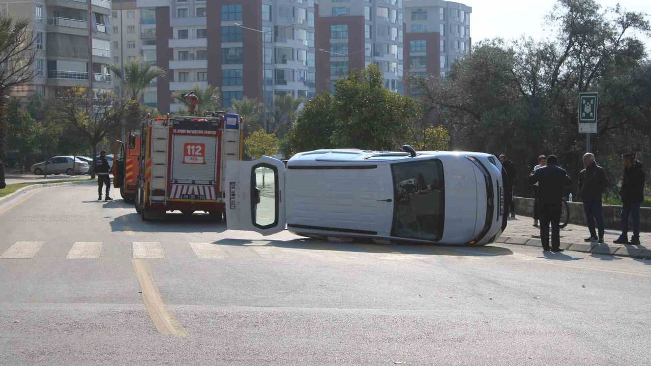 Aydın Efeler'de kavşakta çarpışma: hafif ticari araç yan yattı, 1 yaralı