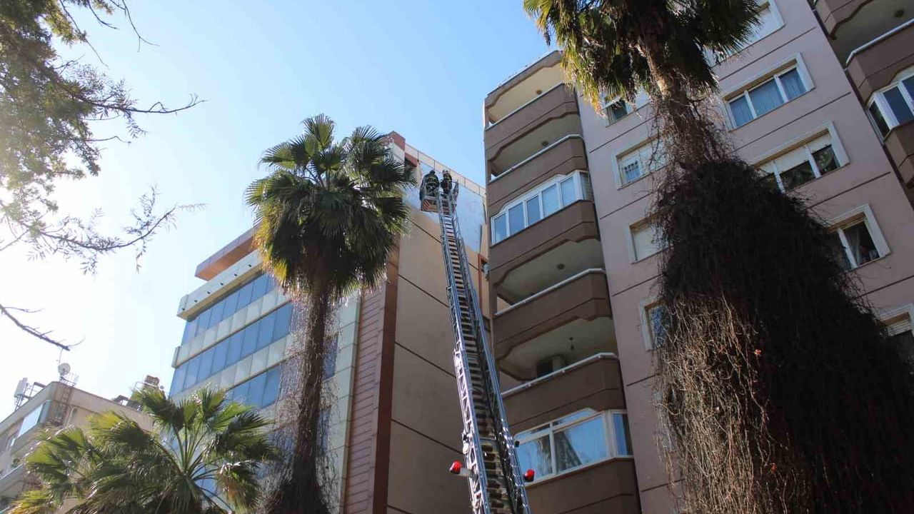 Aydın Efeler'de rüzgar binanın cephesini kopardı; itfaiye tehlikeyi giderdi