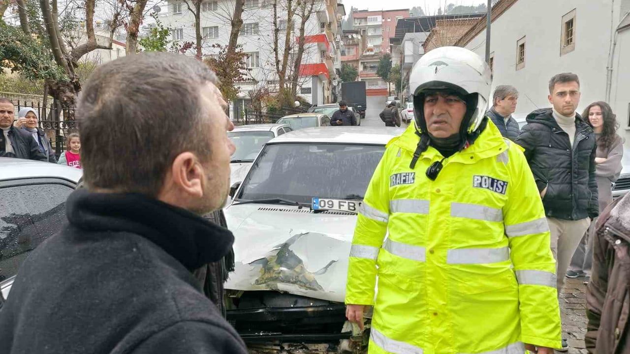 Aydın Efeler'de zincirleme kaza: Kaçan araç geri döndü, bir sürücü alkollü çıktı
