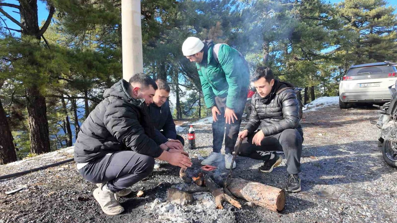 Aydın'ın bin 600 rakımlı Paşa Yaylası beyaza büründü; vatandaşlar karın tadını çıkardı