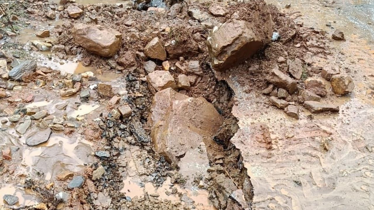 Aydın'ın Karacasu ilçesinde sağanak sonrası istinat duvarı çöktü, yollar zarar gördü