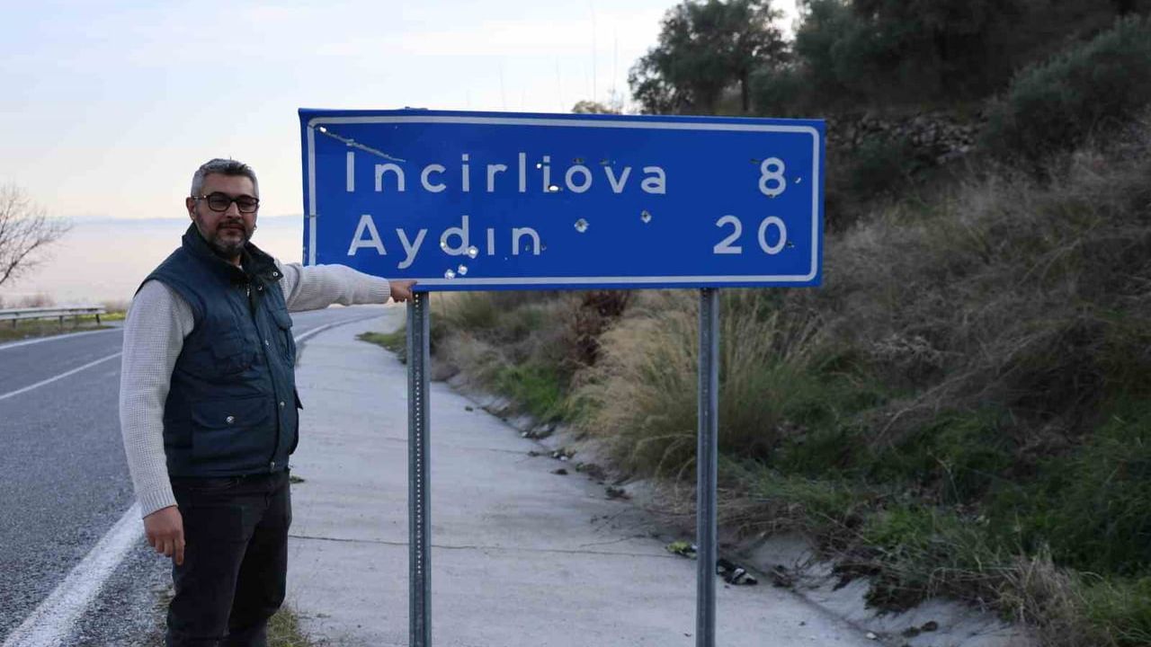 Aydın kırsalında trafik levhalarına yönelik silahlı saldırılar yön tabelalarını tahrip etti