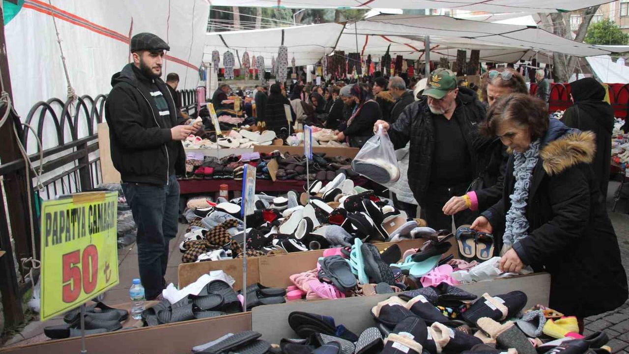 Aydın Salı Pazarı'nda uygun fiyatlı giyim rağbeti