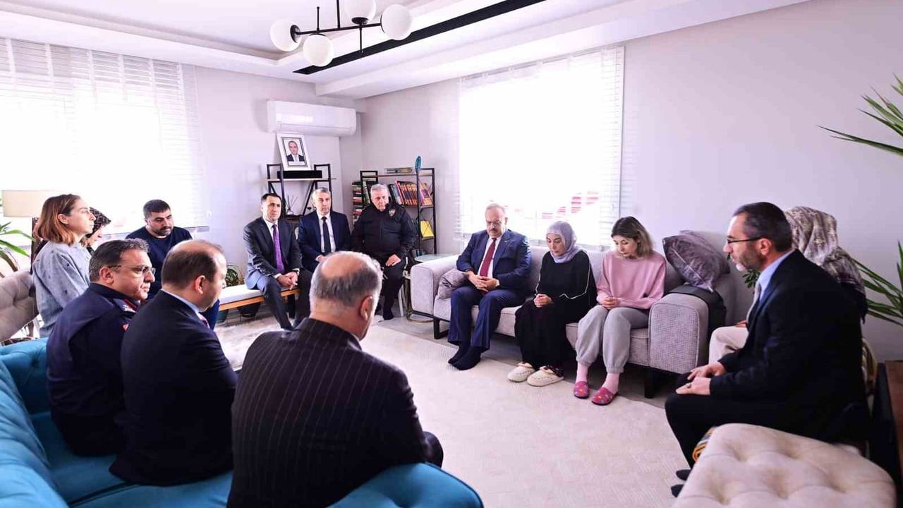 Aydın Valisi Canbolat’tan Şehit Polis Yasin Koçyiğit’in Ailesine Taziye Ziyareti