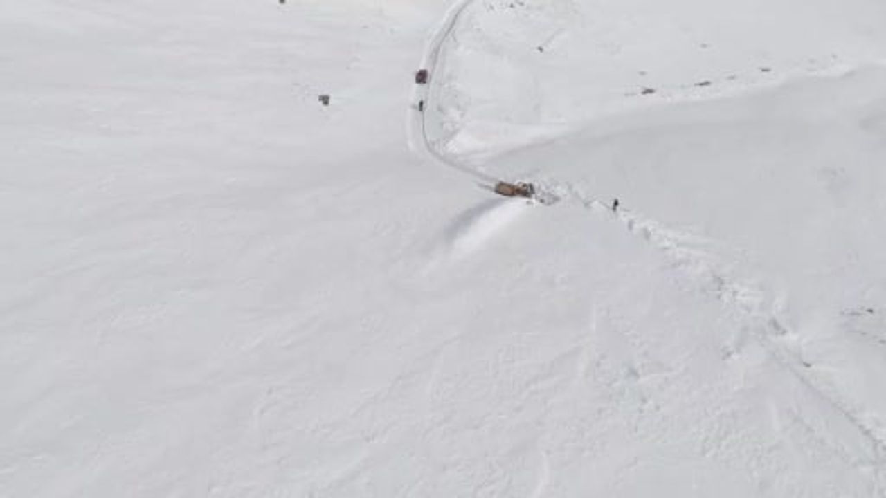 Aydınlar Beldesi'nde Yoğun Kar Ulaşımı Aksattı; Valilik Kar Savurma Makinesi Gönderdi