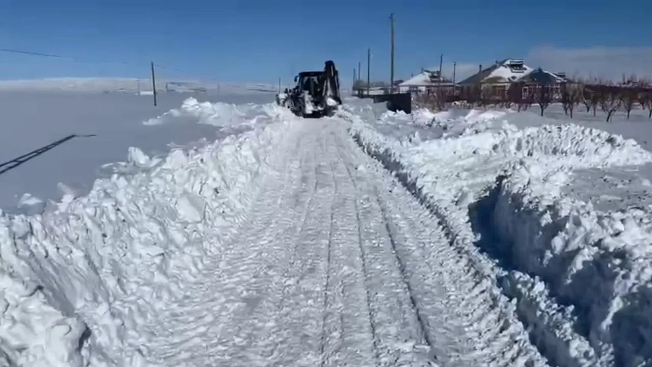 Aydınlar Belediyesi, Adilcevaz'da yoğun kar sonrası komşu köy yollarını ulaşıma açtı