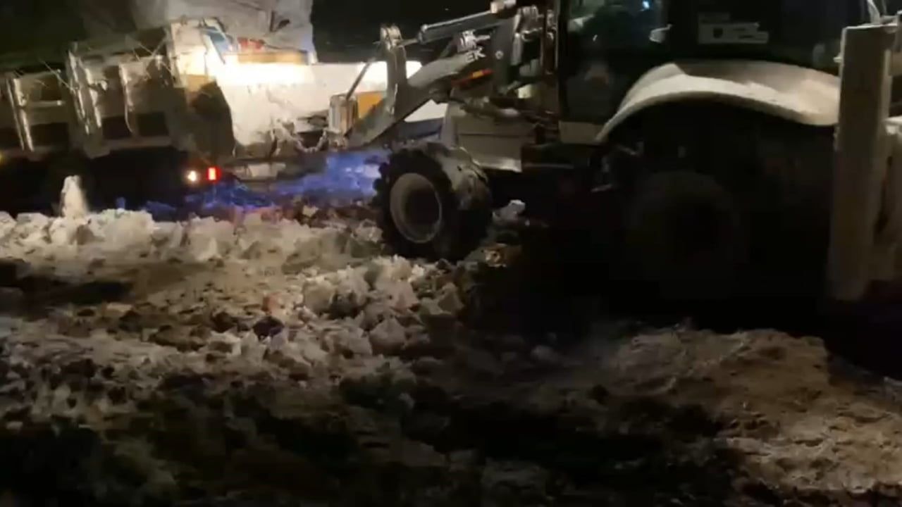 Aydınlar'da kara saplanan saman yüklü kamyon belediye ekiplerince kurtarıldı