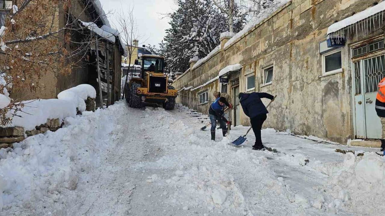 Aydıntepe'de kar küreme ve tuzlama çalışmaları aralıksız sürüyor