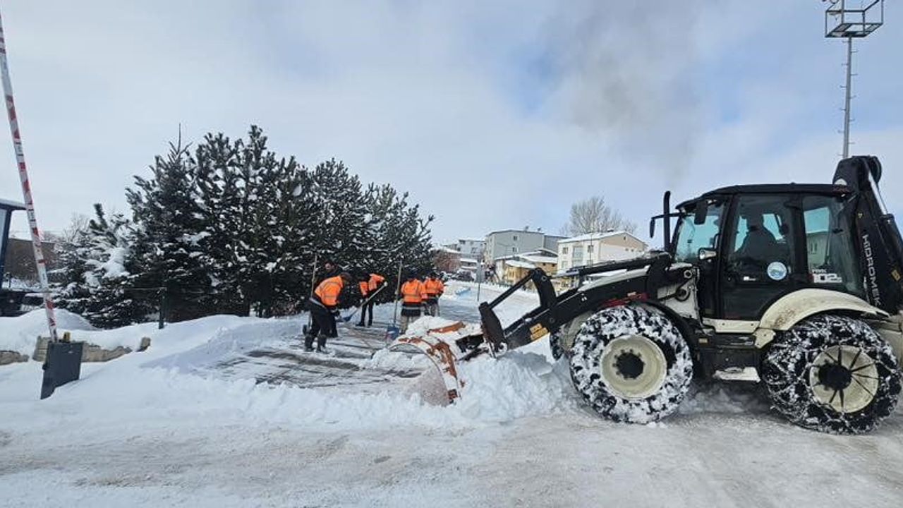 Aydıntepe’de Karla Mücadele: Ekipler İlçe Genelinde Ulaşımı Güvence Altına Alıyor