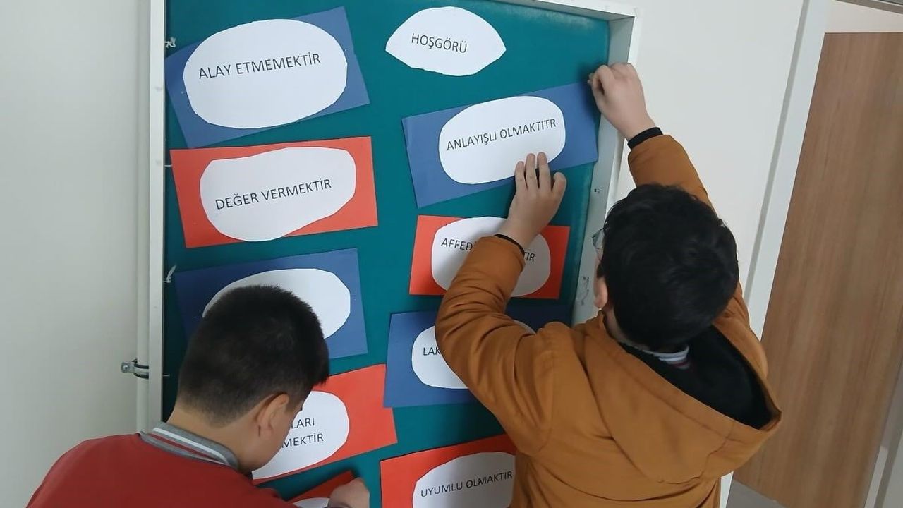 Aydıntepe İmam Hatip Ortaokulunda Hoşgörü Temalı Değerler Eğitimi Pano Çalışması