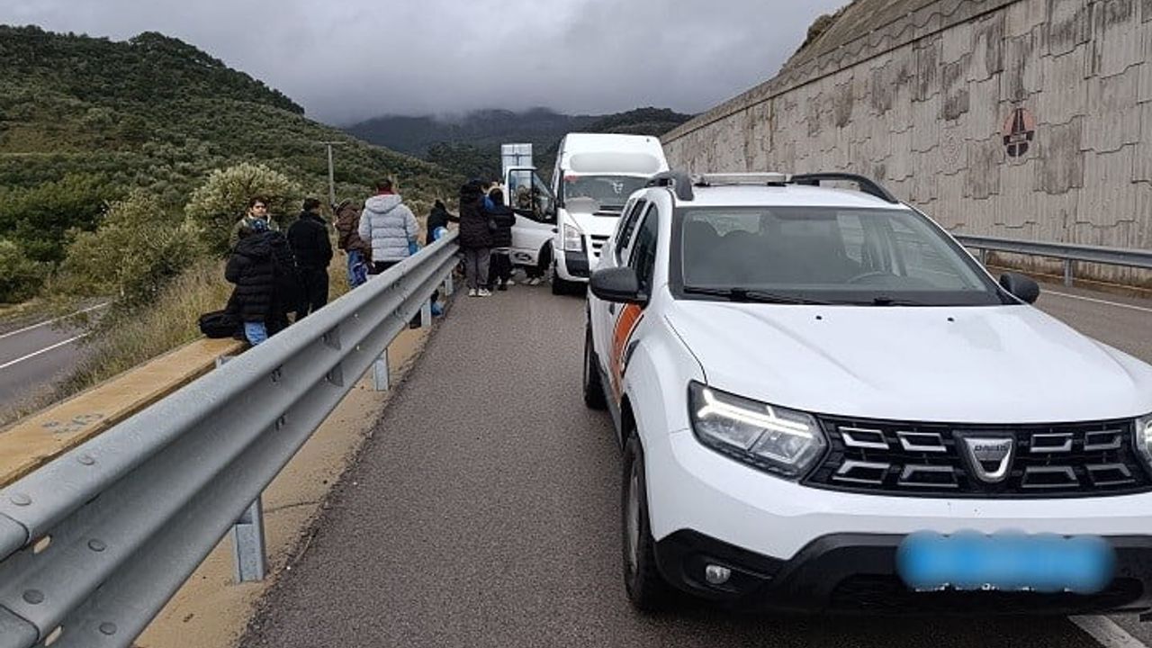 Ayvacık'ta 12'si çocuk 27 kaçak göçmen yakalandı; 2 şüpheli gözaltında