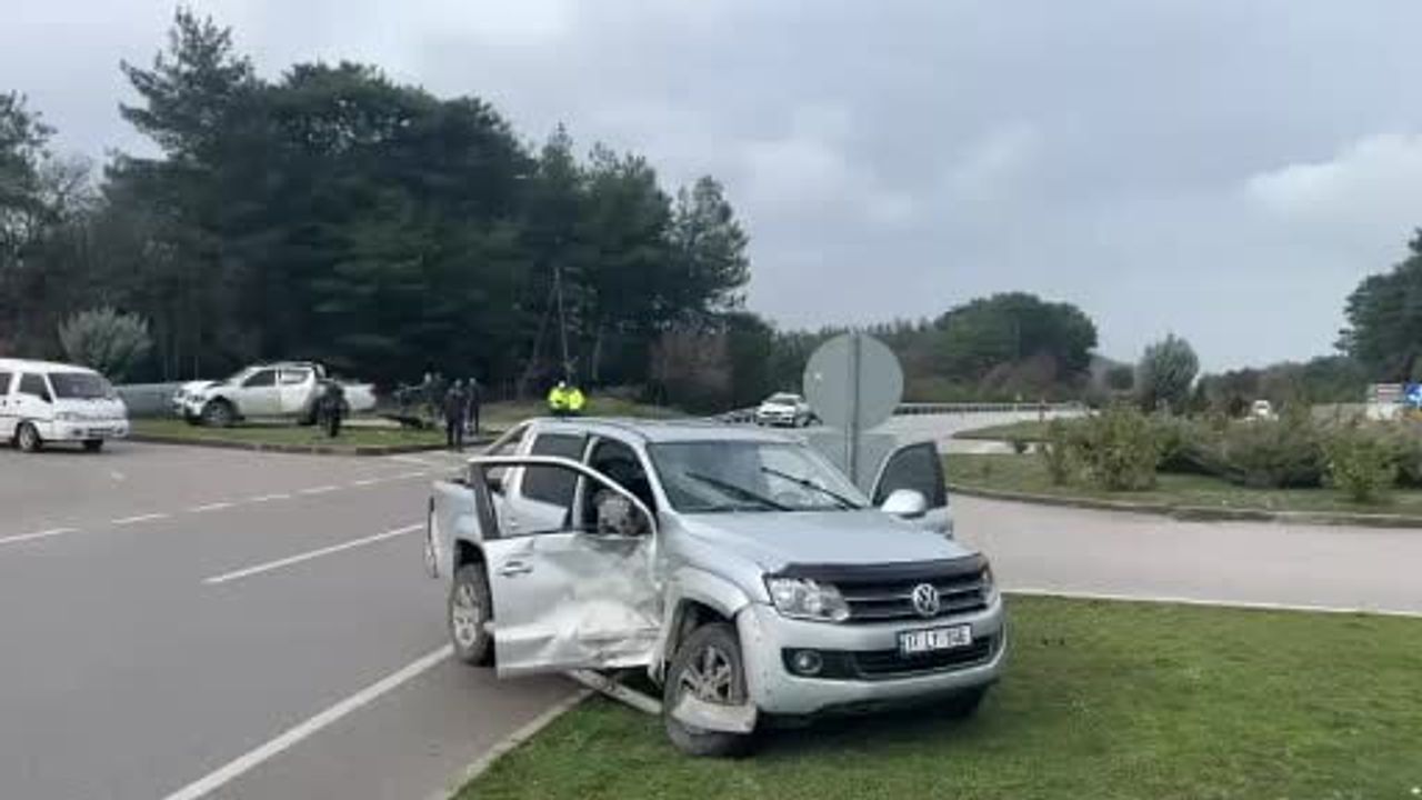 Ayvacık’ta Ahmetçe kavşağında iki hafif ticari araç çarpıştı: 2 yaralı