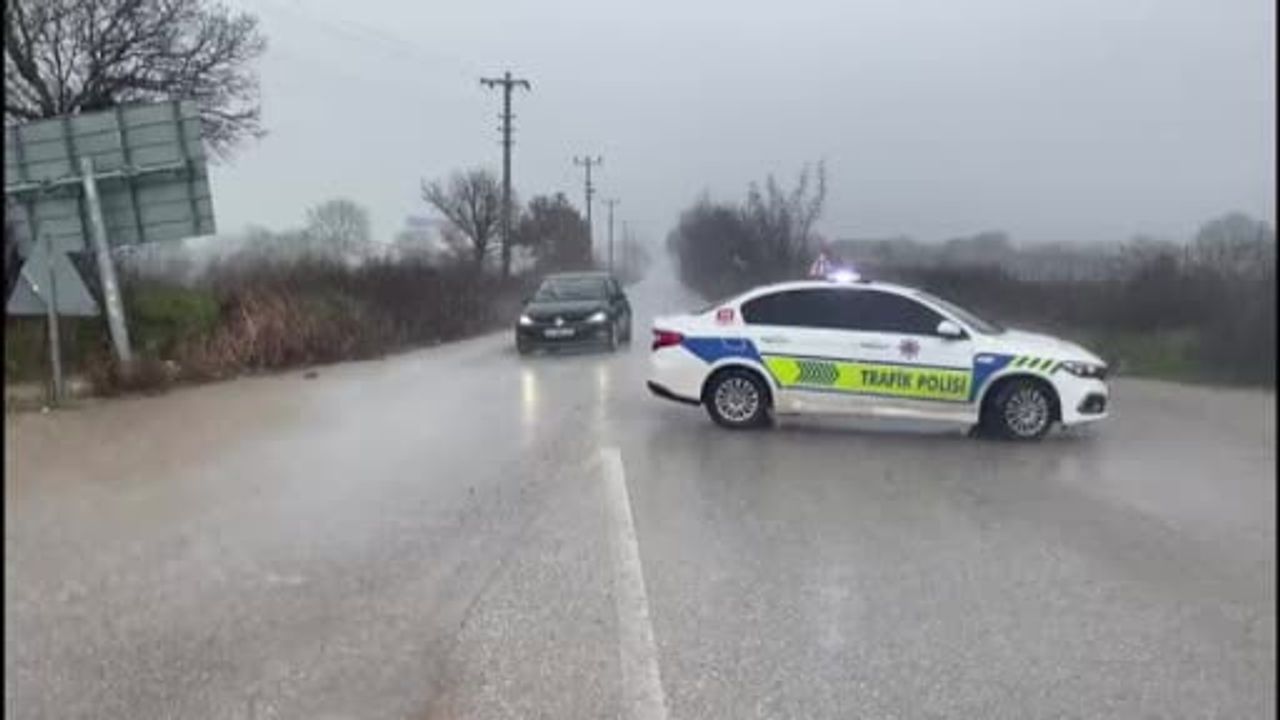 Ayvacık’ta sağanak tarım arazilerini su altında bıraktı; fırtına şantiye çatısı uçurdu